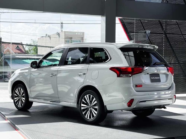 out8-1751068612-616-width740height555 Ngắm chi tiết dòng SUV Mitsubishi Outlander giá từ 825 triệu đồng - 12