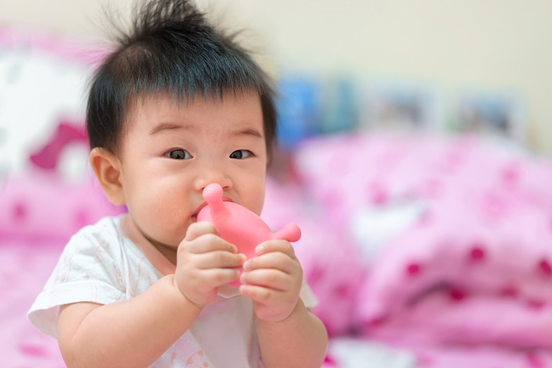 Trẻ có thể lây nhiễm não mô cầu thông qua đồ chơi, vật dụng cá nhân không được vệ sinh kỹ. Ảnh: Shutterstock