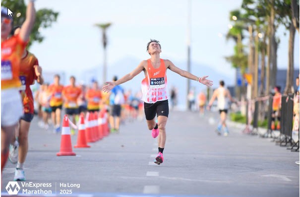 Vận động viên Lê Văn Hương tại VnExpress Marathon 2025 (Ảnh: VnExpress)