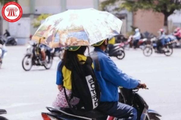 Năm 2025 chở người ngồi trên xe gắn máy sử dụng ô dù bị phạt bao nhiêu? Người ngồi trên xe gắn máy có được sử dụng ô dù?