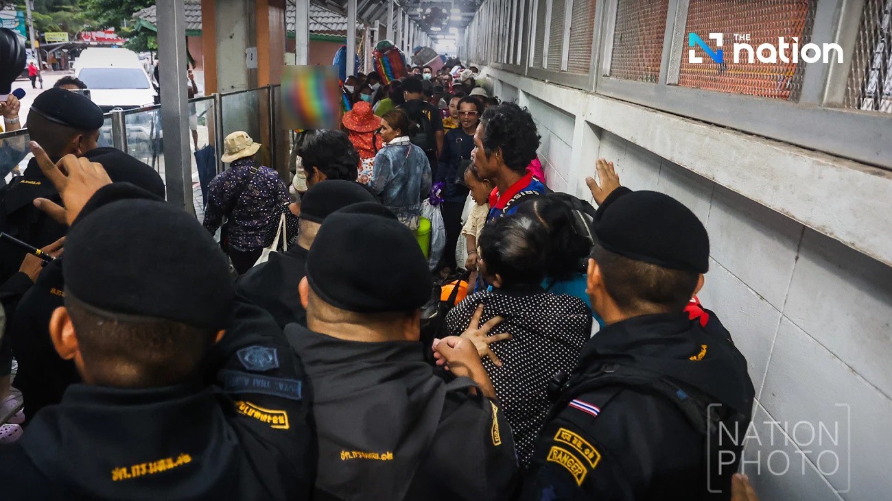 Lực lượng chức năng Thái Lan giải thích cho các công dân Campuchia. Ảnh: The Nation