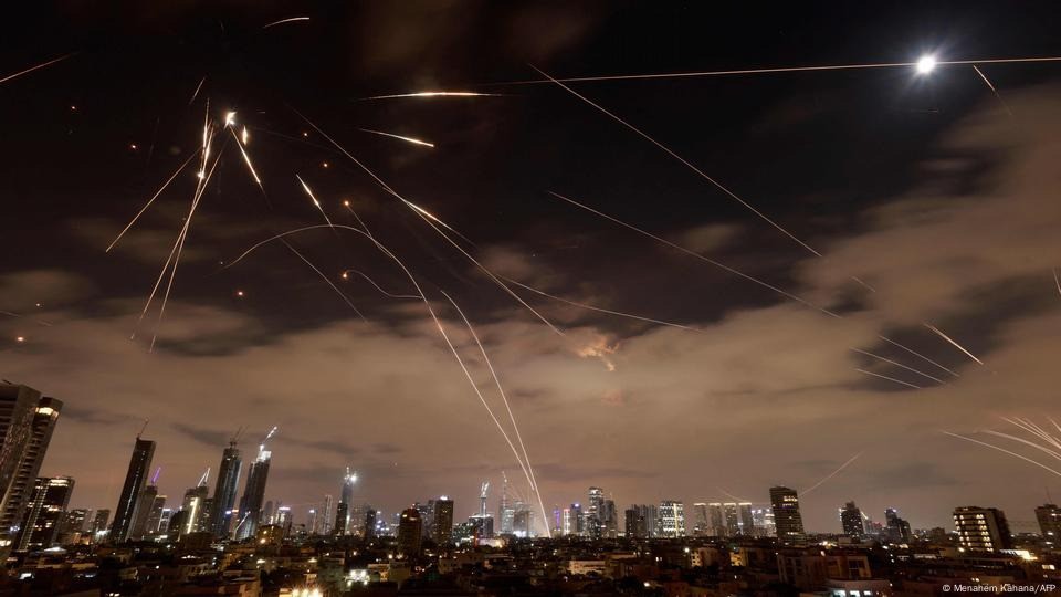 Hệ thống phòng không Israel được kích hoạt để đánh chặn tên lửa Iran trong đợt tấn công sáng 16/6. Ảnh: AFP