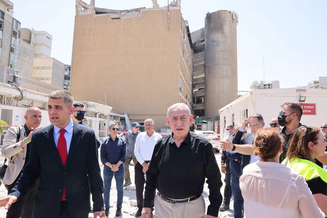 Thủ tướng Israel Benjamin Netanyahu đến thăm Bệnh viện Soroka (ảnh: Reuters)