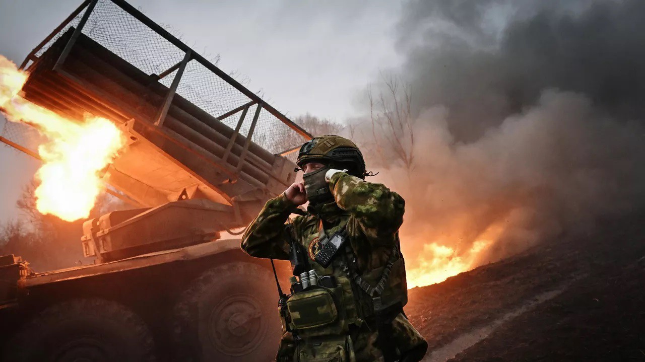 Binh sĩ Nga nã pháo trên chiến trường Ukraine (ảnh: TASS)