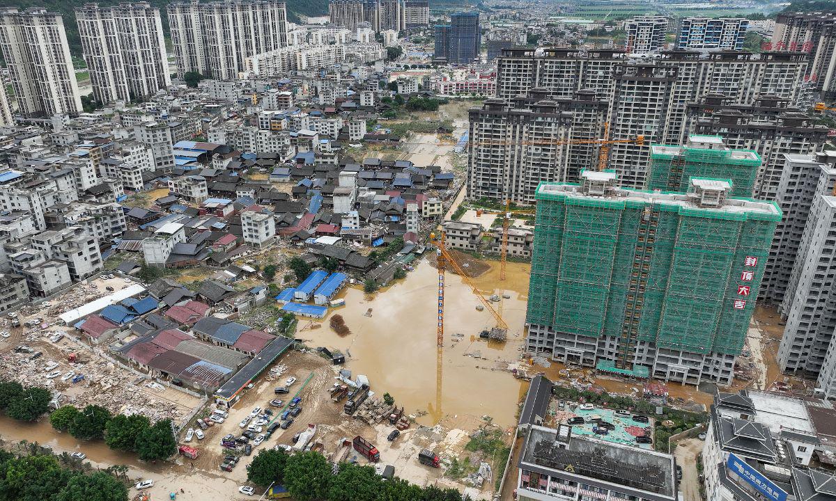 Ngập lụt ở huyện Dung Giang, tỉnh Quý Châu, Trung Quốc (ảnh: Hoàn cầu)