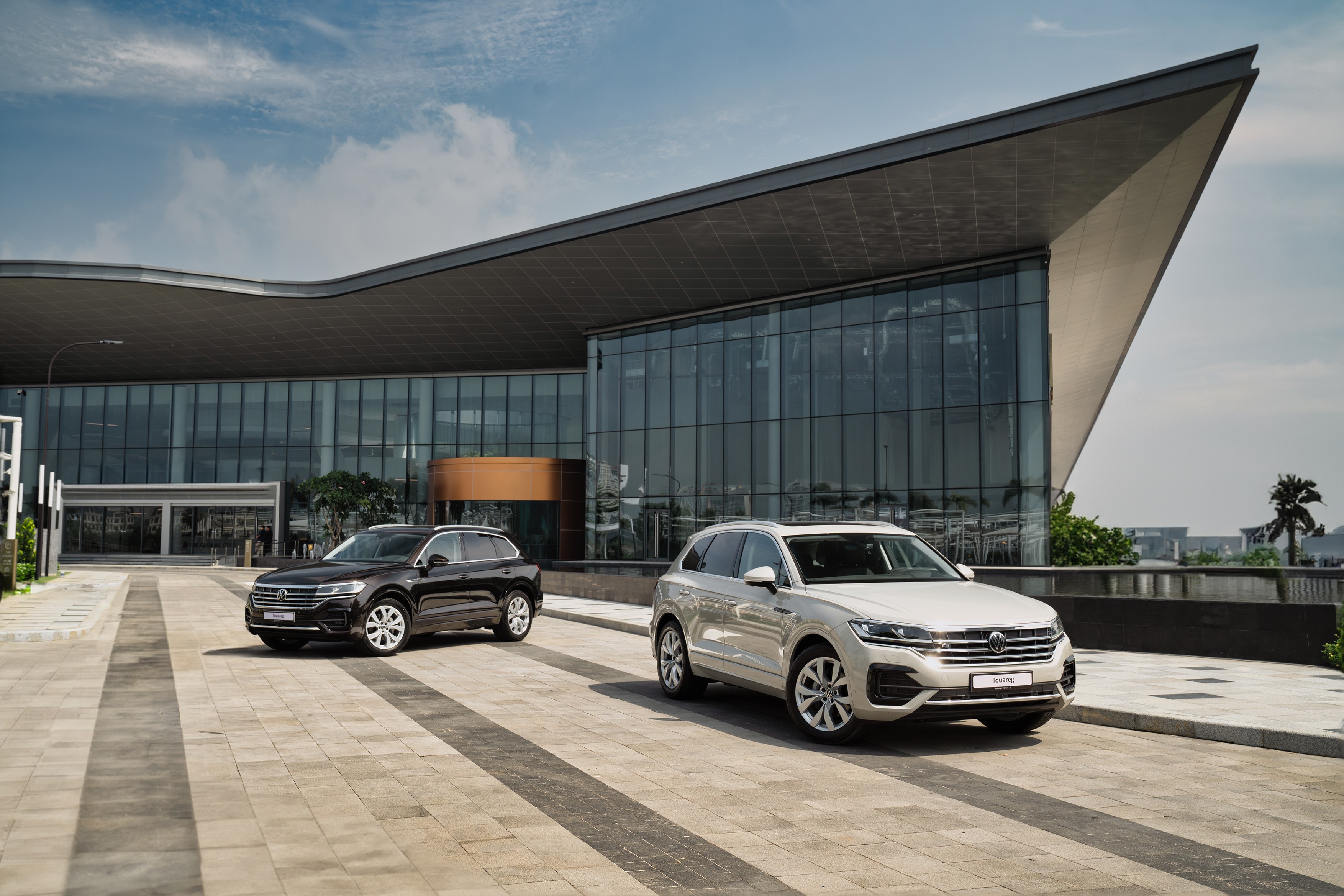 Xe Volkswagen Touareg nhập khẩu giảm giá 600 triệu liệu có thoát cảnh "Ế" - 5